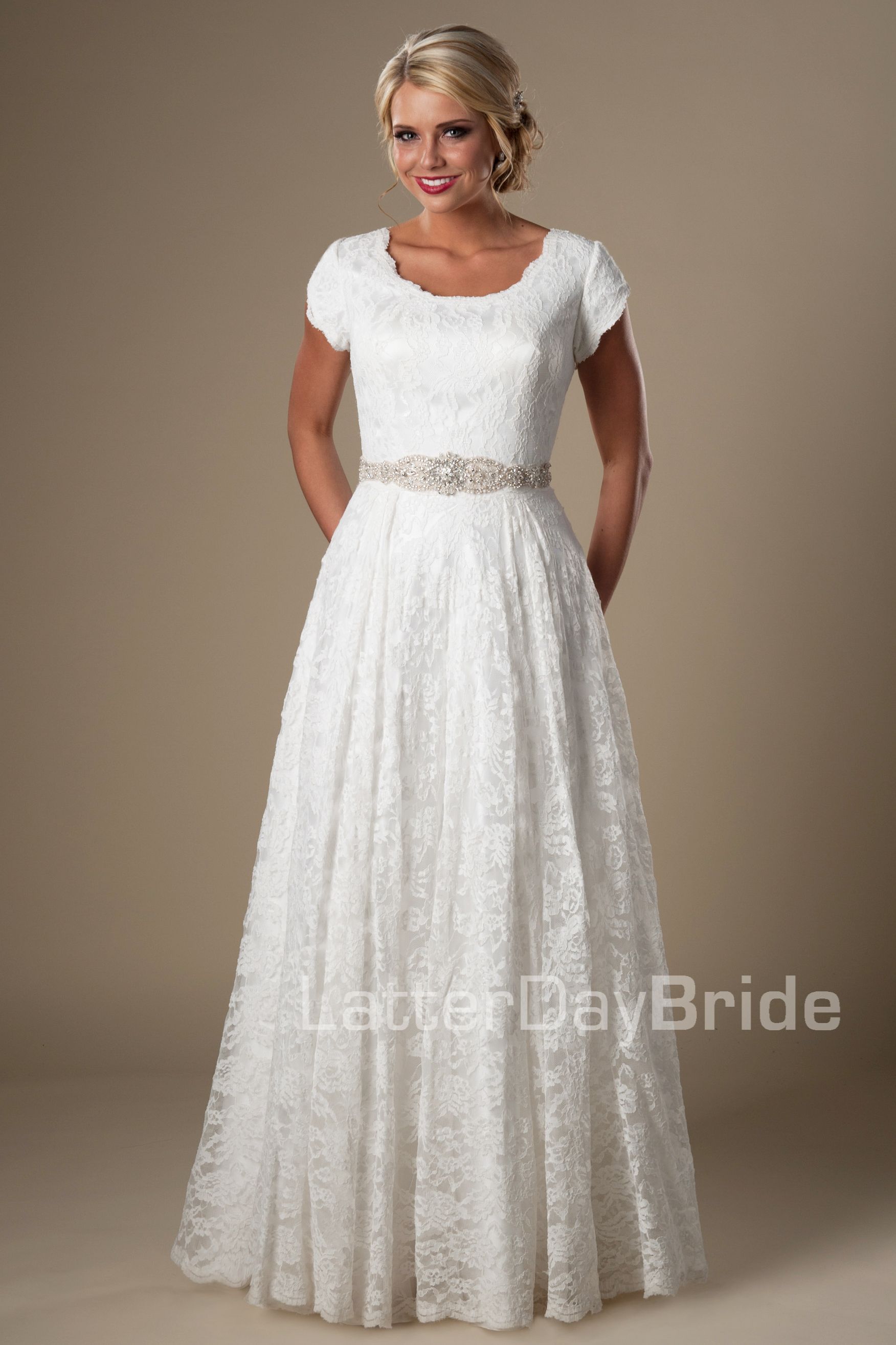 Discount 2016 Vintage Ivory White Lace Modest Wedding Dresses With Cap