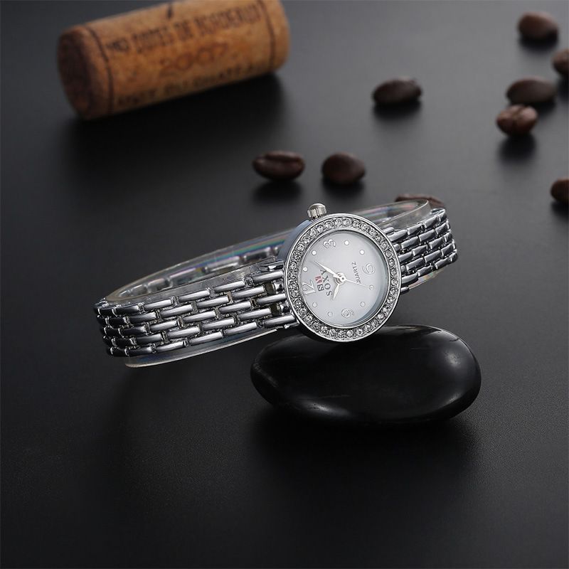 프리미엄 여성을 판매하는 새로운 스타일의 폭발 모델 손목 시계 라운드 다이아몬드 합금 팔찌 시계 / 