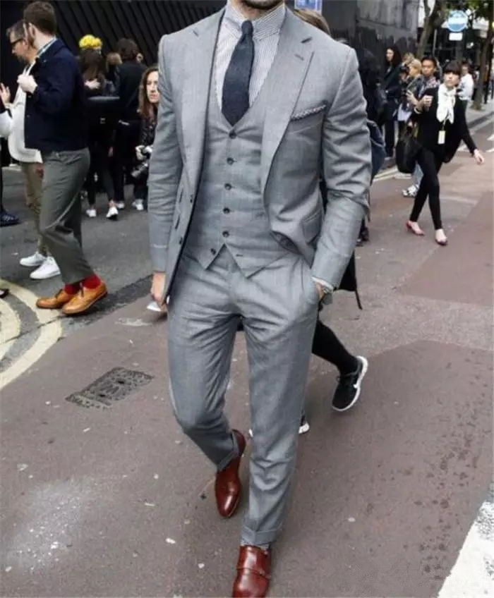 Acquista Abito Da Uomo Grigio Chiaro Su Misura Abiti Da Uomo Su Misura  Abiti Da Uomo Smoking Da Sposo Slim Fit Uomo Giacca + Gilet + Pant +  Cravatta + Fazzoletto A