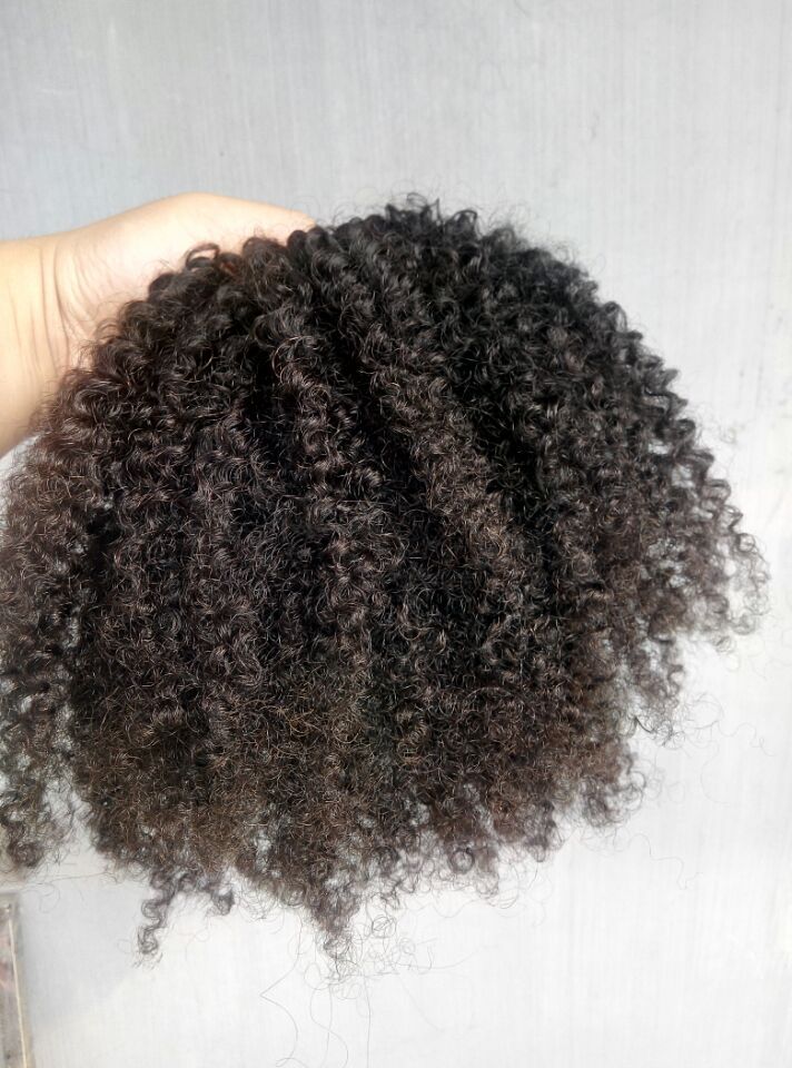 Clip arricciata in vergine umana brasiliana nelle estensioni dei capelli non trasformata naturale nero / colore marrone / set Afro Kinky Curl