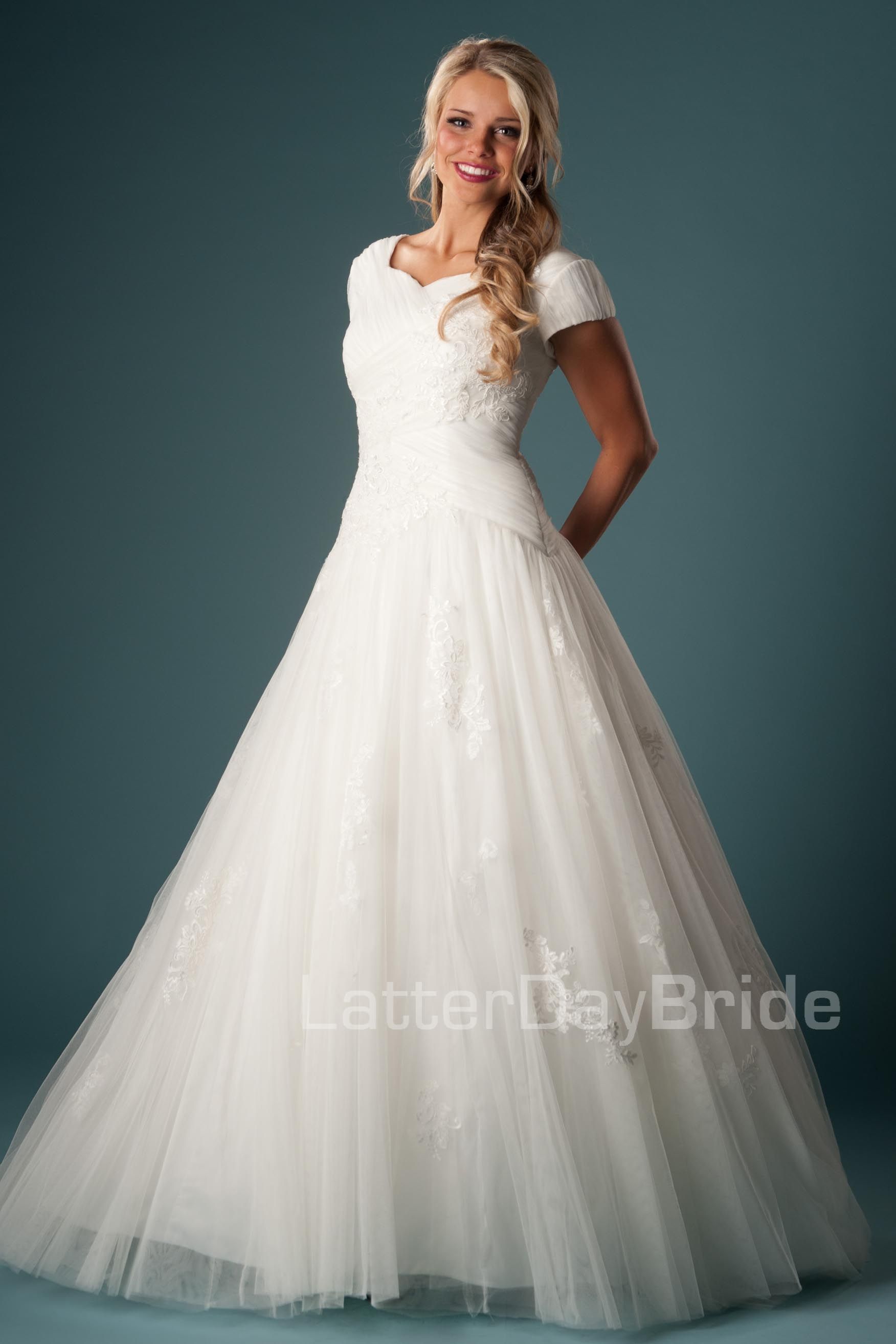 Simple Ivory Ball Gown Modest Wedding Dresses Cap Sleeves Appliques