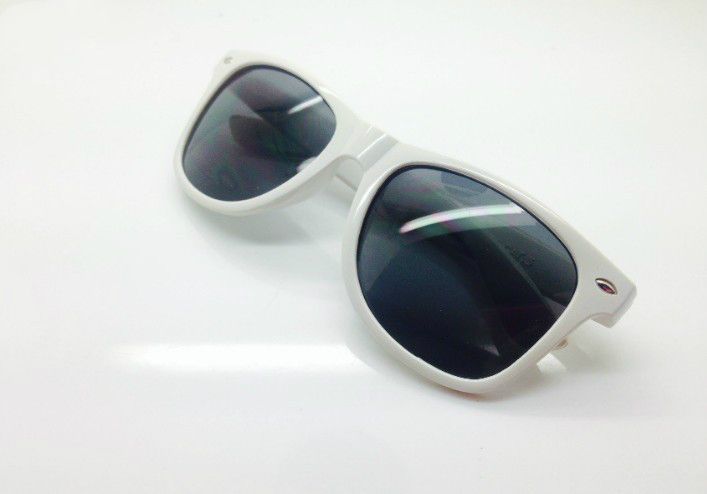 14 Farben heißen Verkauf klassischen Stil Sonnenbrille Frauen und Männer moderne Strand Sonnenbrille Multi-Color-Sonnenbrille 01