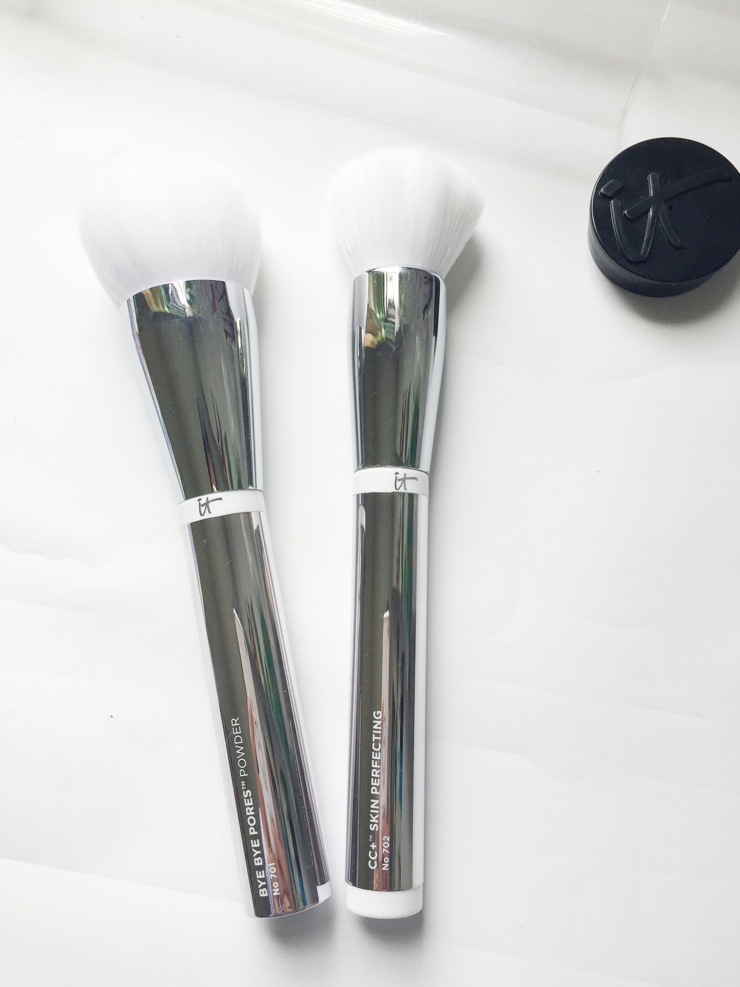 IT COSMETICS Heavenly Skin CC+ SkinPerfecting Brush 702 / Bye Bye Pores Brush 701 Original
