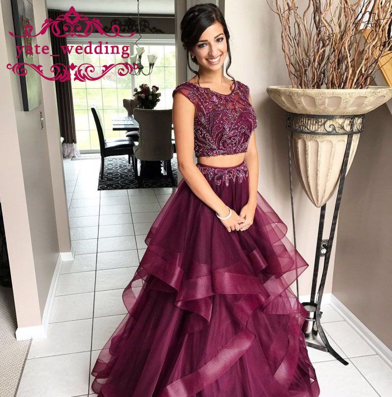 Compra 2018 Magníficos Vestidos De Fiesta De Tul Rojo Granate Vestidos De  Cuello Transparente Con Mangas Con Cuentas Volantes Con Gradas Hasta El  Suelo Dulces 16 Vestidos Vestido De Fiesta Vestido De