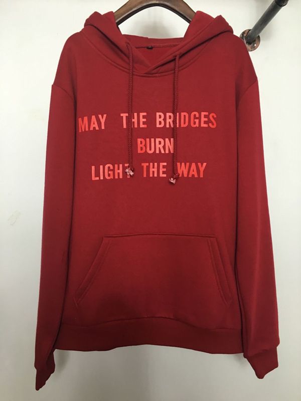 red pullover moletom com capuzs