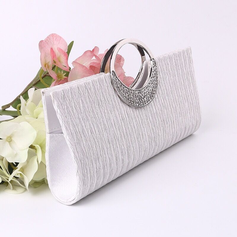 white handbolsa for wedding