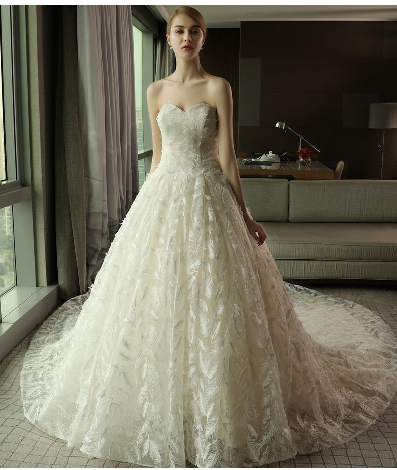 Acheter 2017 Plumes Bustier / Bateau Robes De Mariée Pour La Mariée Avec Empire Princesse Blanc / Champagne Robe De Mariée Dans L\u0027église De $127.06 Du