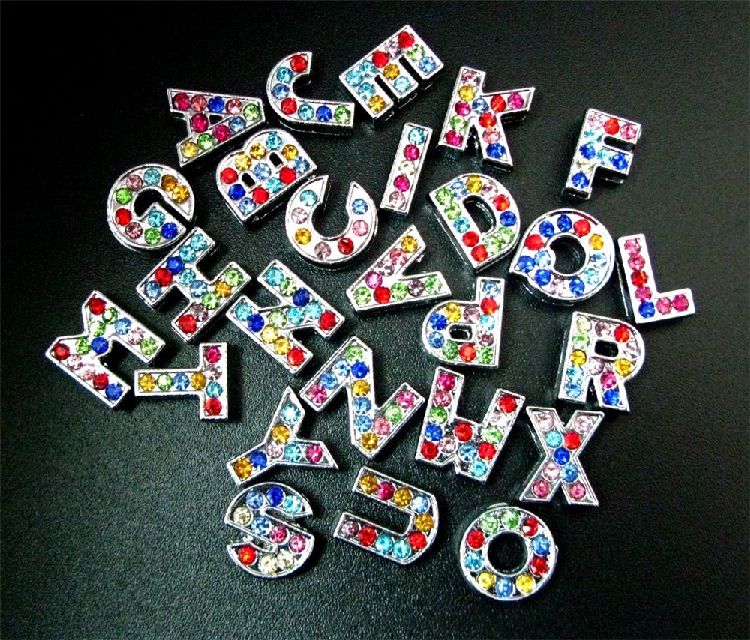 Großhandels8mm / A-Z färbte volle Rhinestones Dia-Buchstaben DIY Alphabet-Zusätze, die für 8mm Lederarmband keychains 0002 gepasst wurden