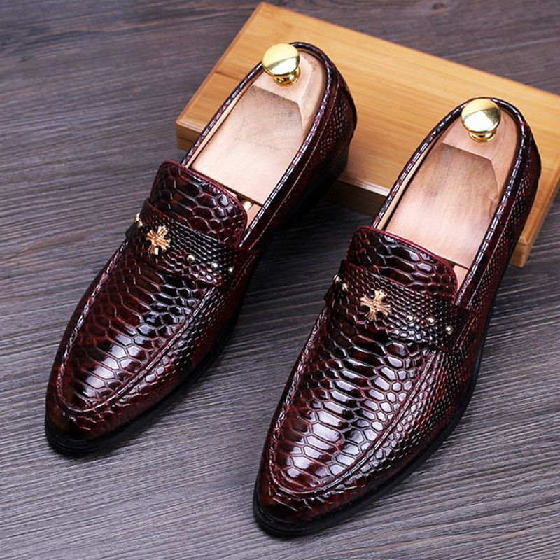 Wholesale Snake Style Men Patent Leather Shoes Pointed Toe Cross Logo