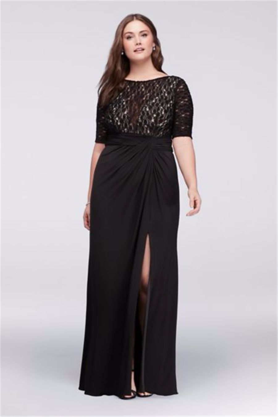 vestido preto com renda plus size