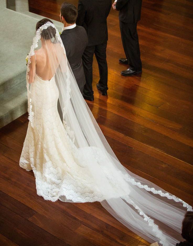 ivory veil with lace trim