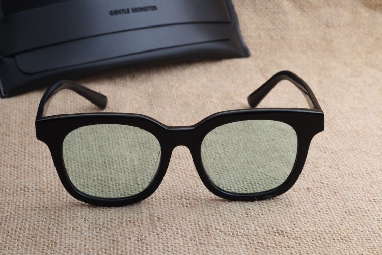 sunglasses with v on side