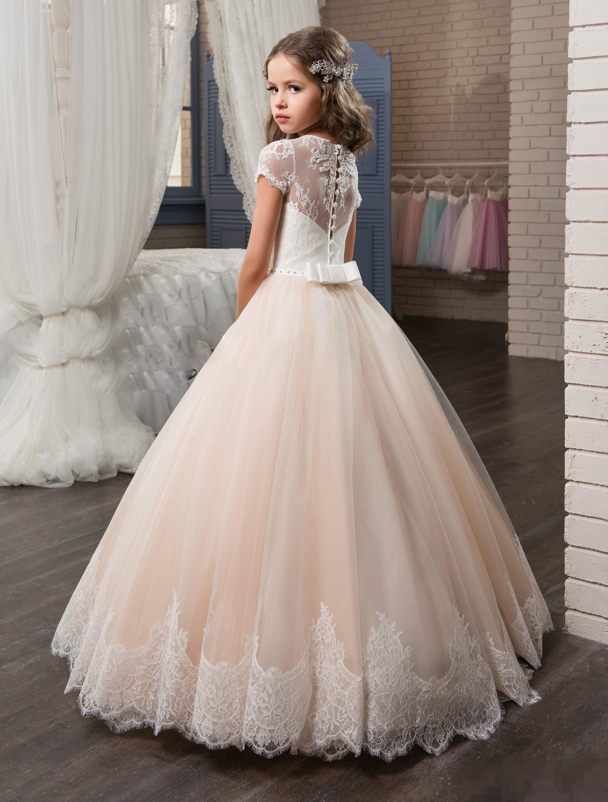 2017 Lovely Short Sleeve Flower Girls Dresses Lace Appliqued Delicate