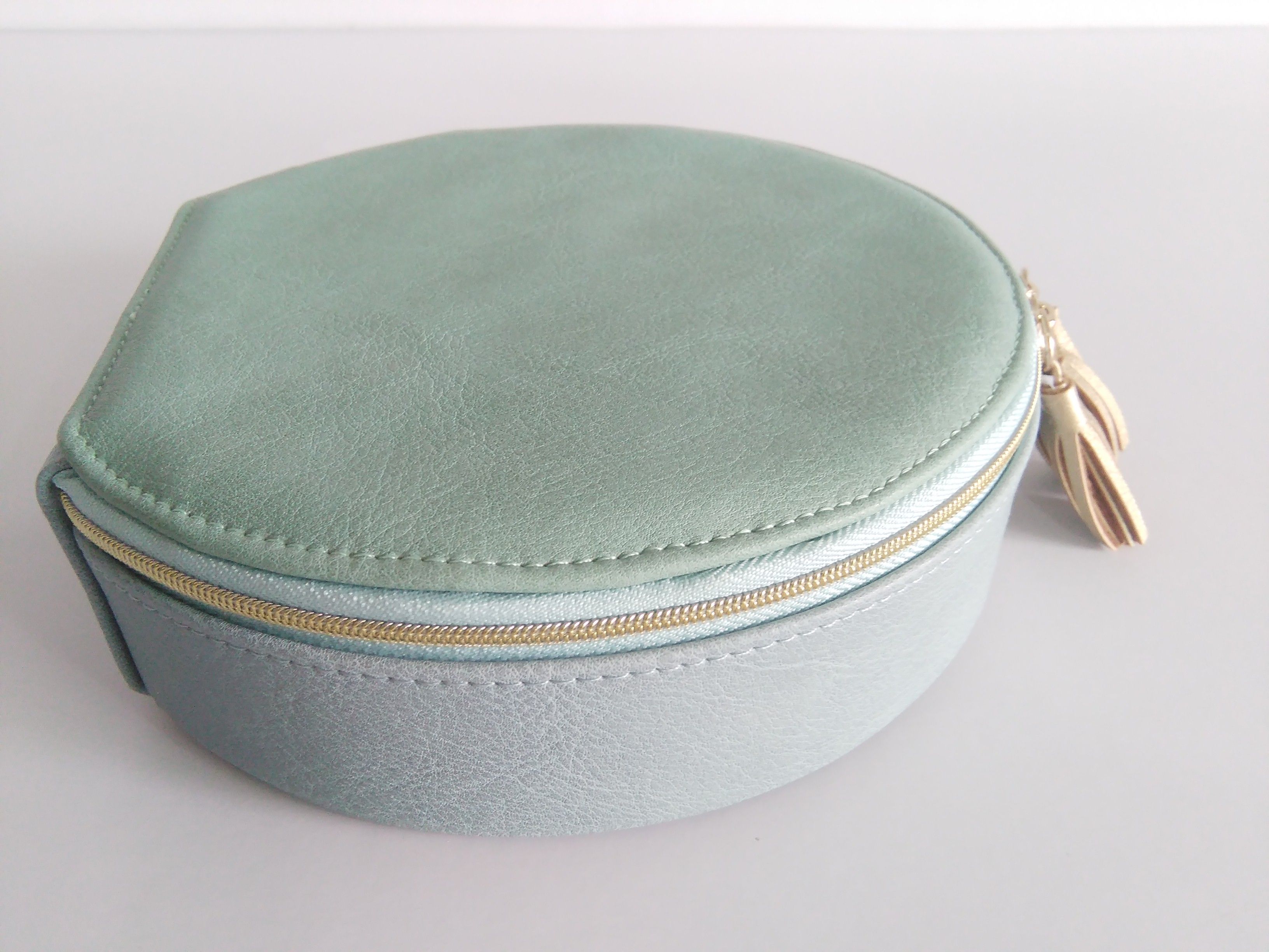 Skybird Round Pu Leather Travel Jewelry Box Sky Blue Display Storage Skybird Round Pu Leather Travel Jewelry Box Sky Blue Display Storage Case For Rings Earrings Necklace Designer Handbag Purple Handbags From Skybird58
