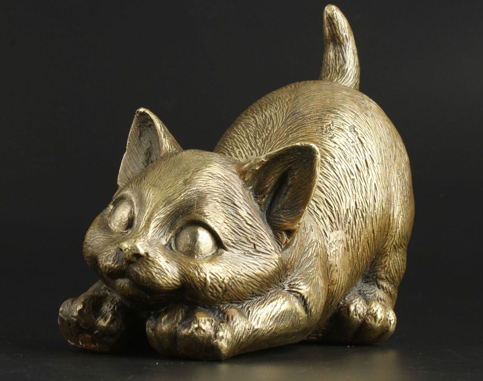 lifelike cat statue