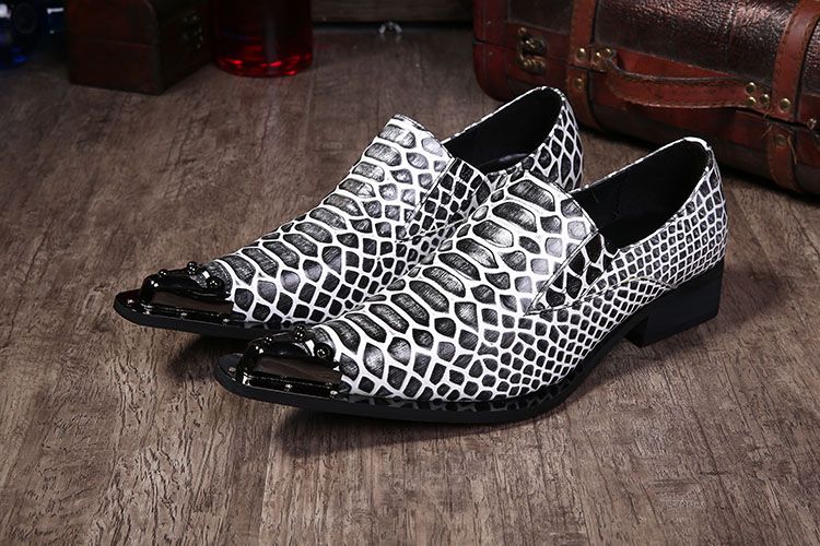 Come indossare e abbinare scarpe a righe verticali bianche e nere (4  outfit) | Lookastic