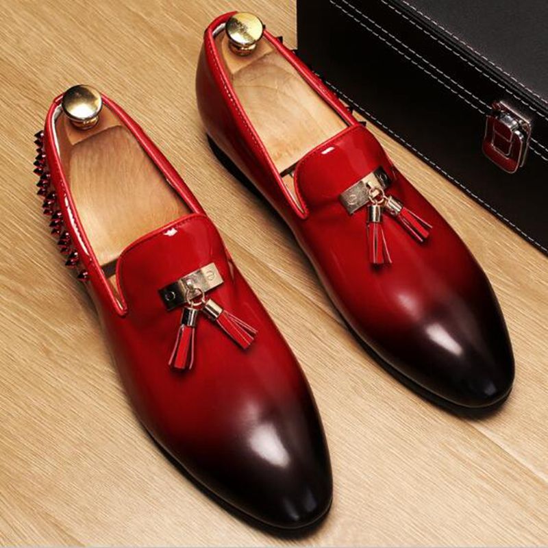 Compre Moda Tendência Homens Luxo Salgueiro Prego Sapatos. Borla Pele  Brilhante Moda Sapato De Casamento Sapatos Vermelhos Oxford Em Granel De  Sapatos Clássicos | DHgate.Com