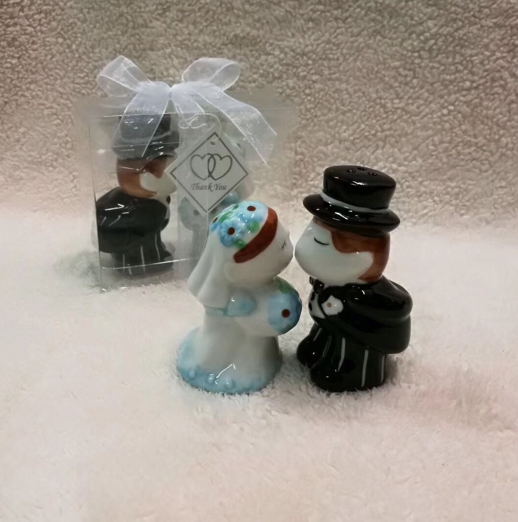 Kissing Couple Salt And Pepper Shaker Set Wedding Bridal
