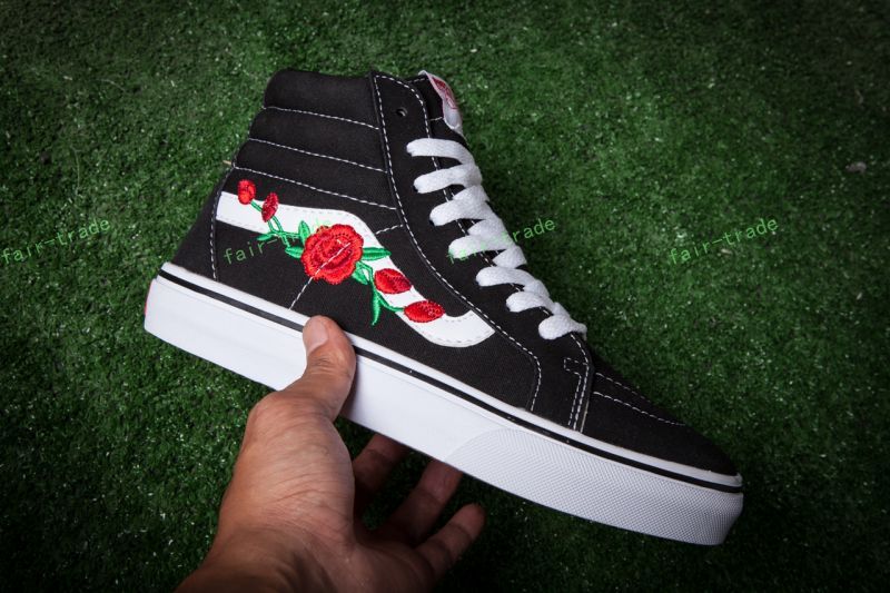 vans avec des roses brodées