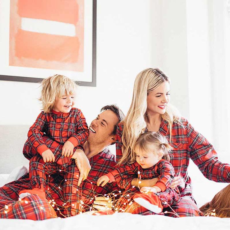 Комплект Новогодних Пижам В Стиле Family Look Комплект Новогодних Пижам В Стиле Family Look