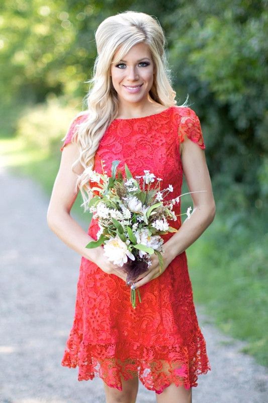 2018 Billiga brudtärna klänningar Country Jewel Neck Red Knee Längd Kortärmad Full Lace En Linje Plus Storlek Baklösa Formell Maid of Honor Gowns