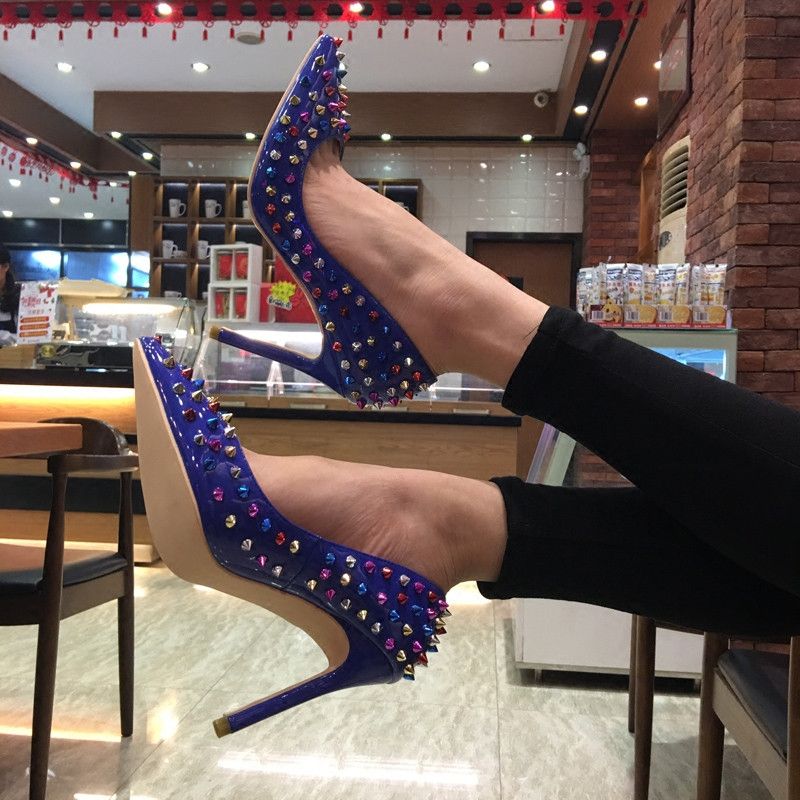 salto alto com spikes