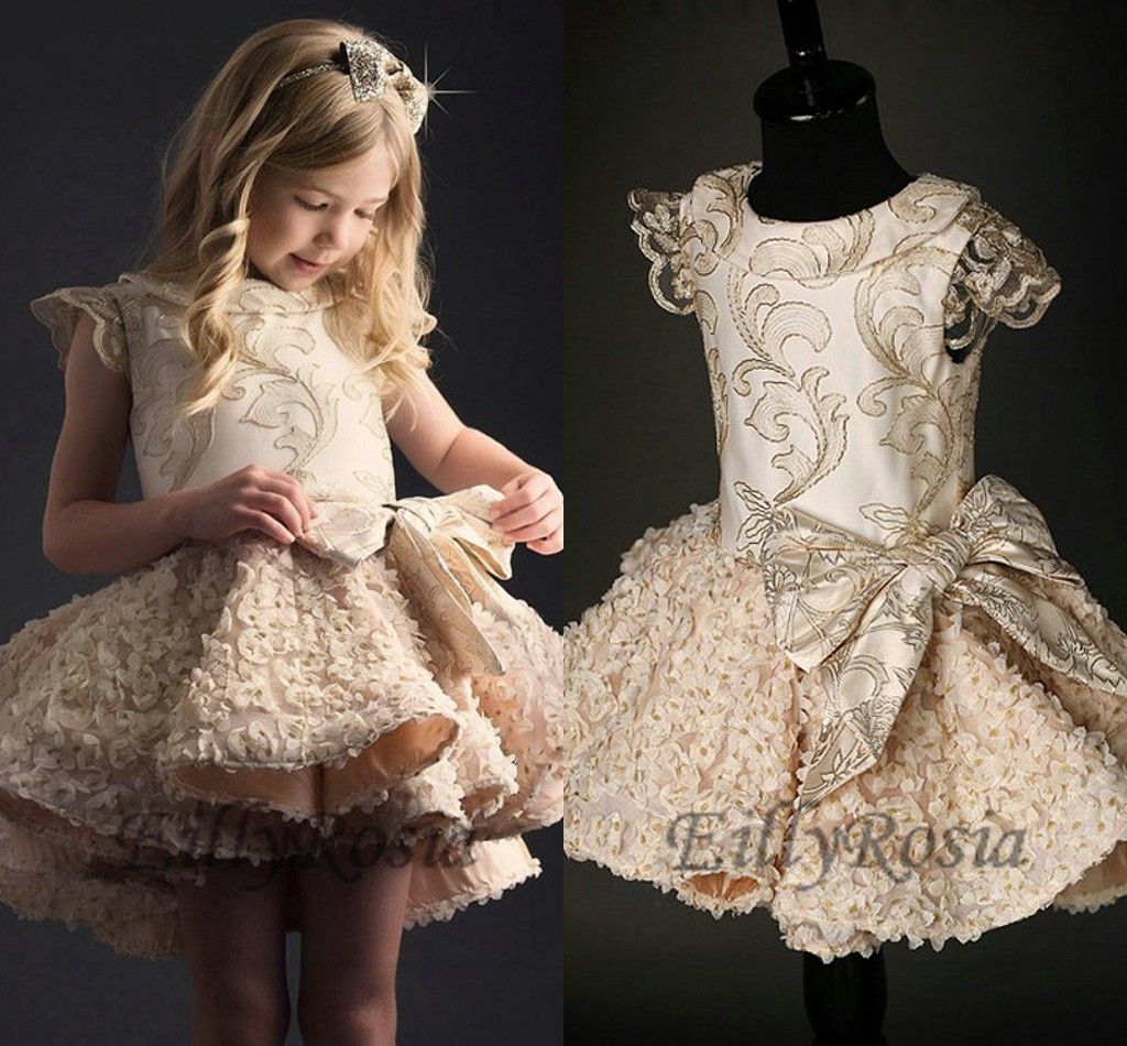 Vintage little girls white dress the Vintage little girls white dress