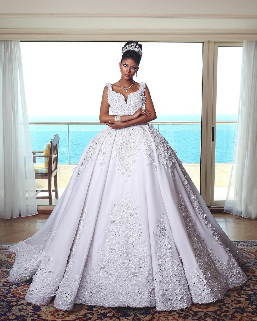 Luxe Princesse Nouvelle Arrivée Dentelle Robe De Bal Robe De Mariage Robes Profonde Cou V Train Applique Robe De Mariée Robes De Mariée Robe De Mariée