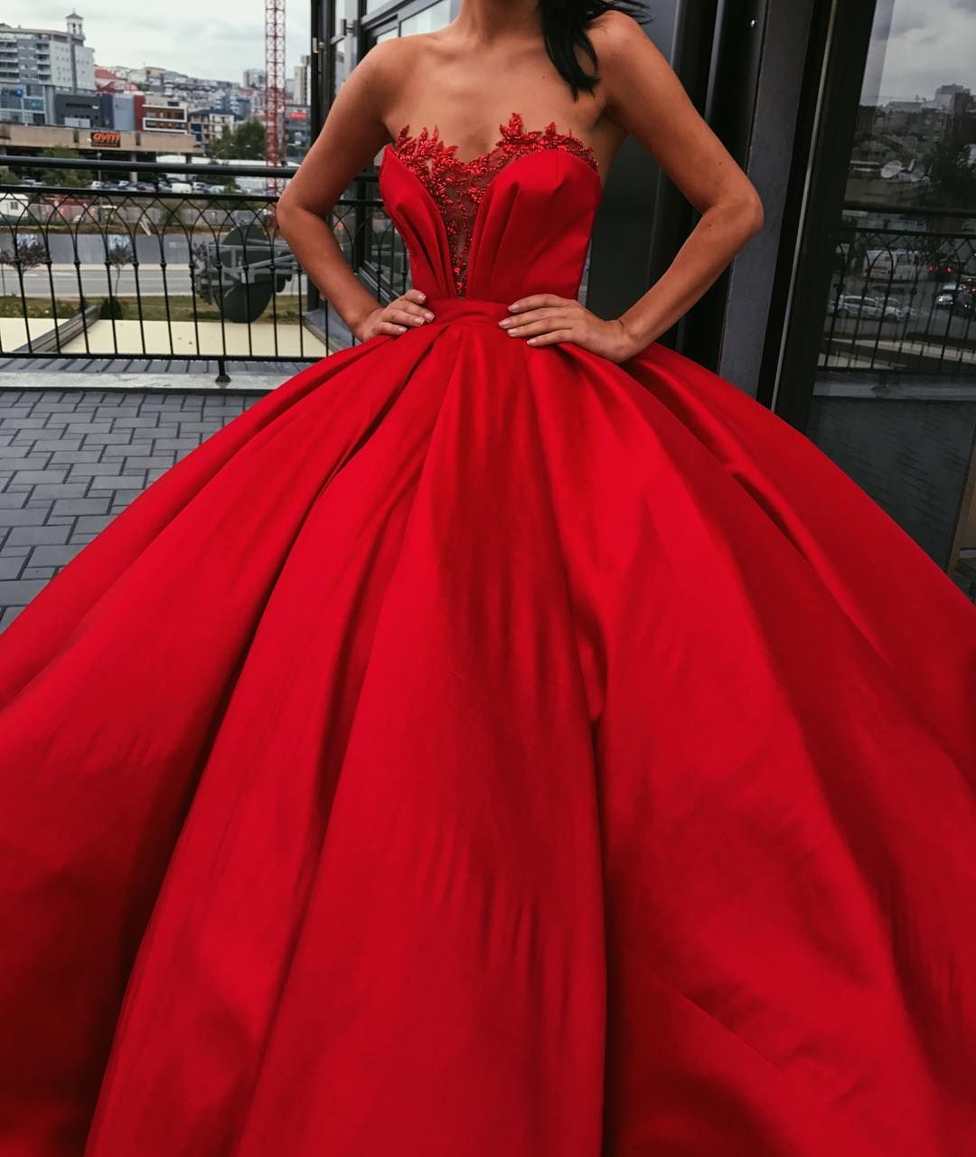 Red Fluffy Satin Prom Dresses Lace Applique Sweetheart Sleeveless Ball ...