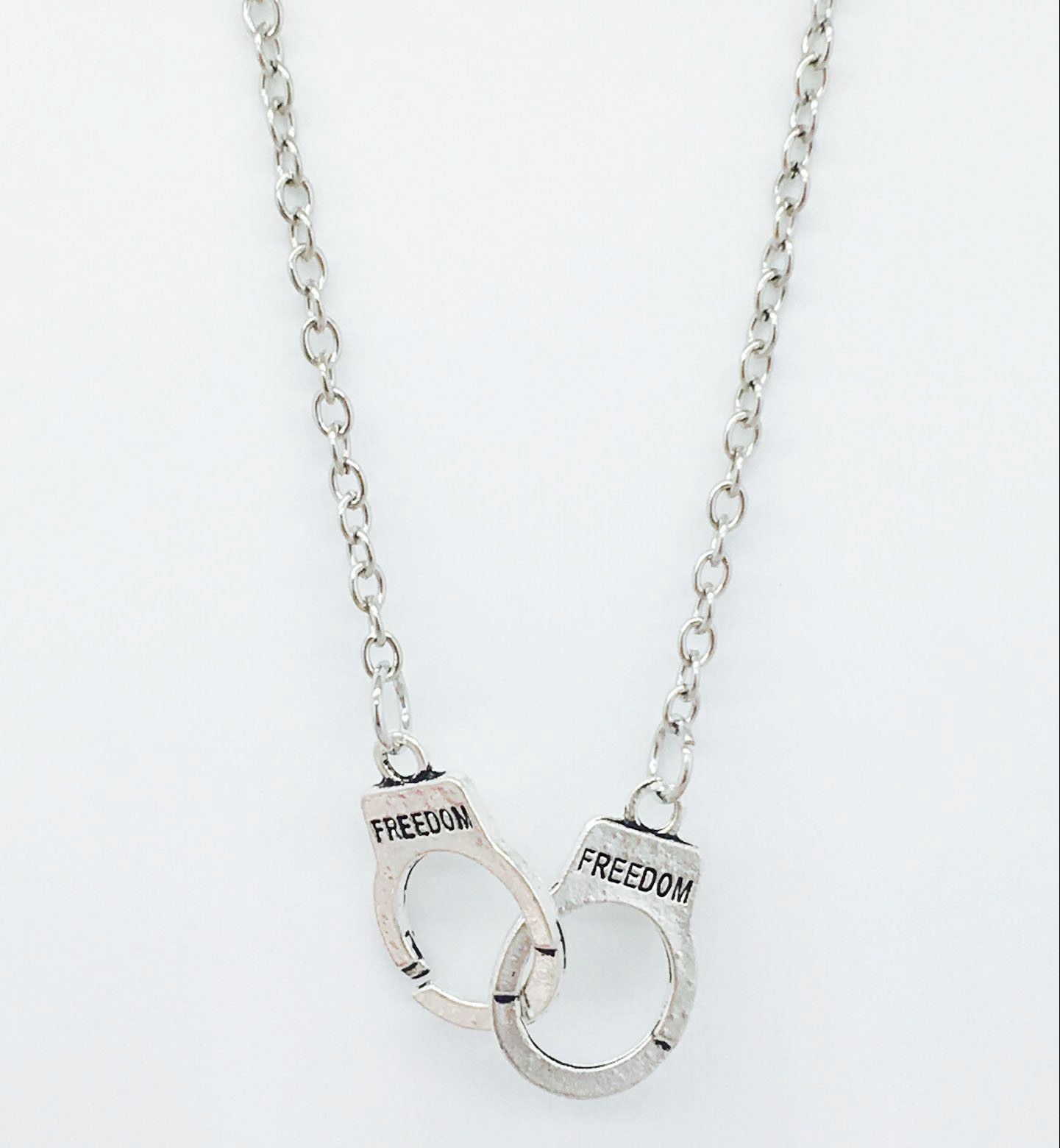 Whole 2018 Popular Hot Antique Silver Police Handcuffs Whole 2018 Popular Hot Antique Silver Police Handcuffs Charms Pendant Necklace Creative Fashion Women Men Jewelry Holiday Gift Gold Rose