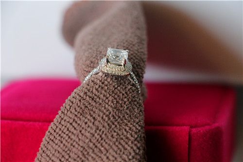 تصميم جديد هالو المعبدة وسادة قطع 2ct موثوقة الاصطناعية الماس حلقة الخطوبة العروس الذهب الأبيض اللون المجوهرات