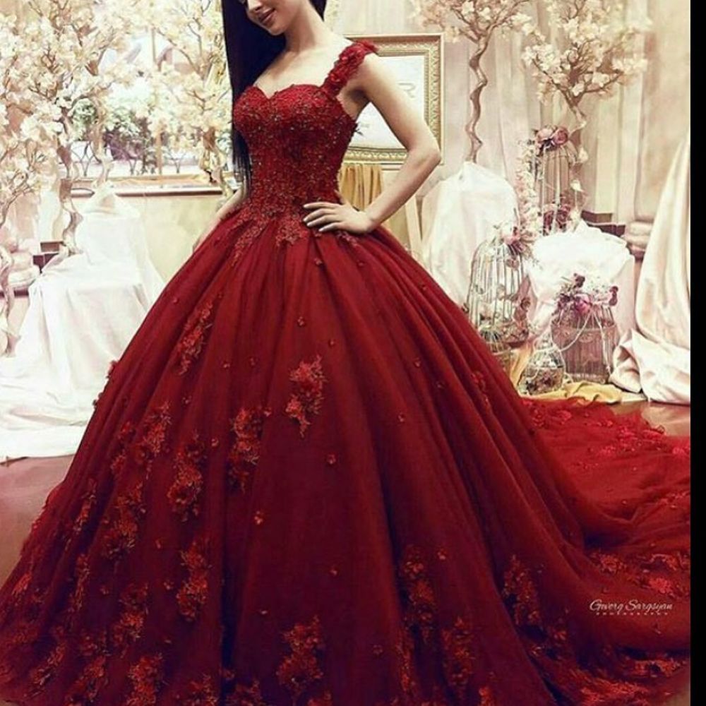 red sweetheart neckline prom dress