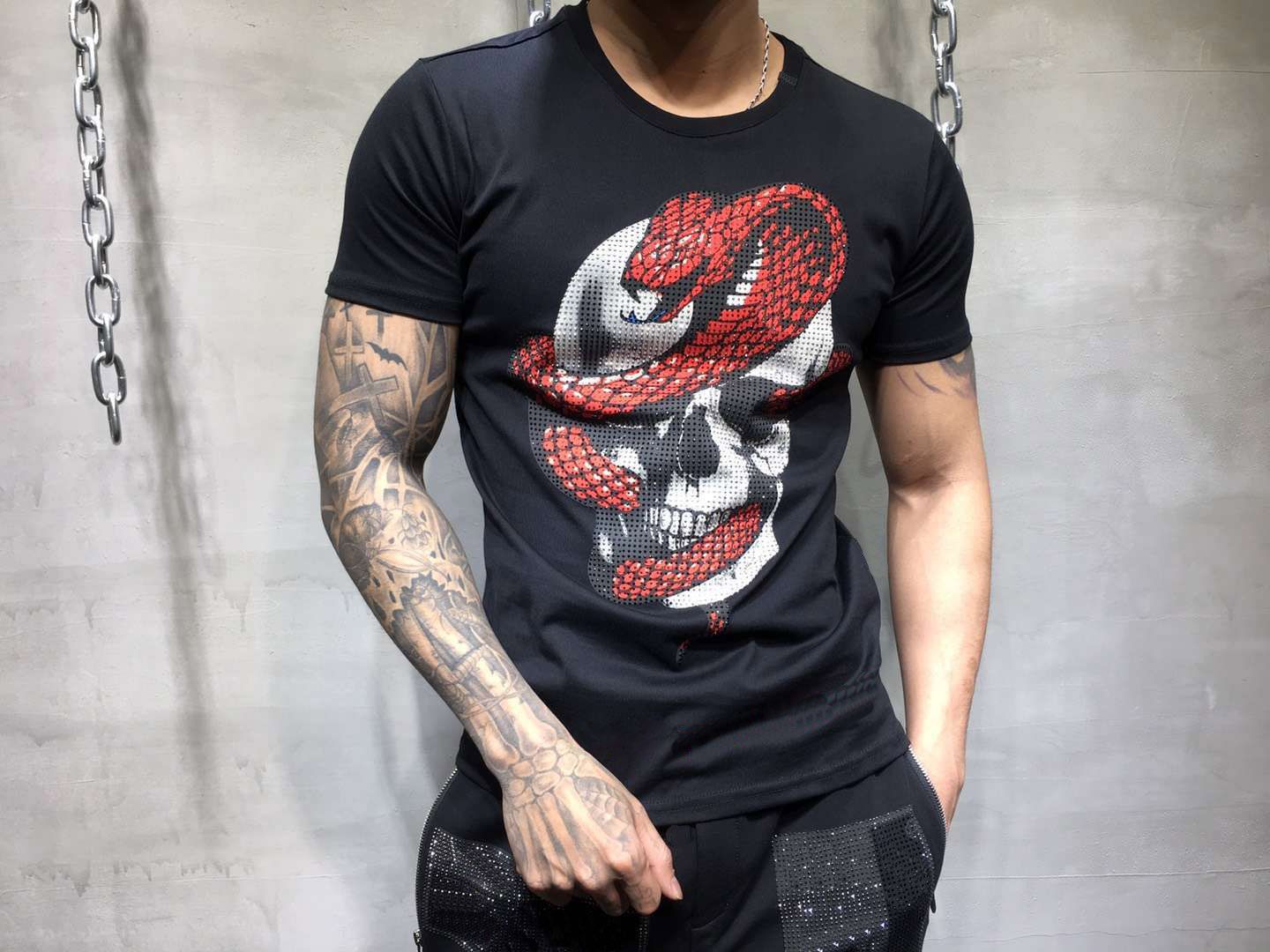 t shirt rouge et noir homme