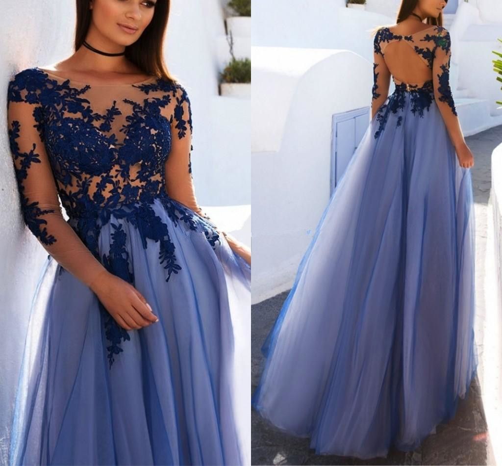 vestido azul com tule transparente