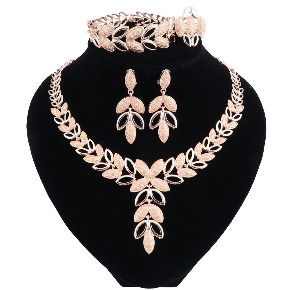 Compre Jóias Clássicas Em Forma De Folhas De Noivas Conjuntos De Jóias De  Cor Dourada Colar Brincos Bracelete Conjuntos De Anéis Jóias De Casamento  Para Mulheres De Huanghe520hao, $31,79 | Pt.Dhgate.Com