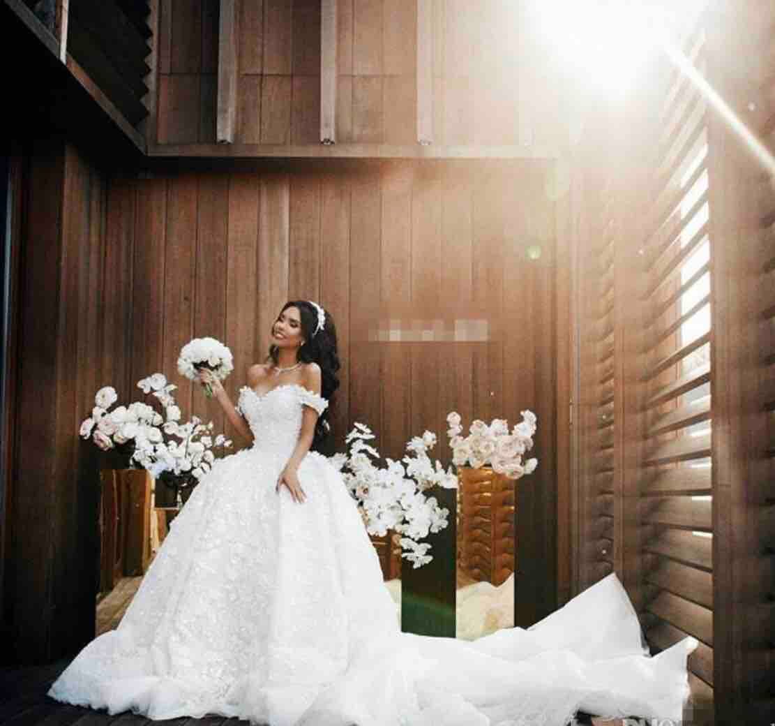 Underbar av axelkula klänning bröllopsklänningar flora spets applikationer domstol tåg brudklänningar skräddarsydda saudiarabiska bröllop vestidos