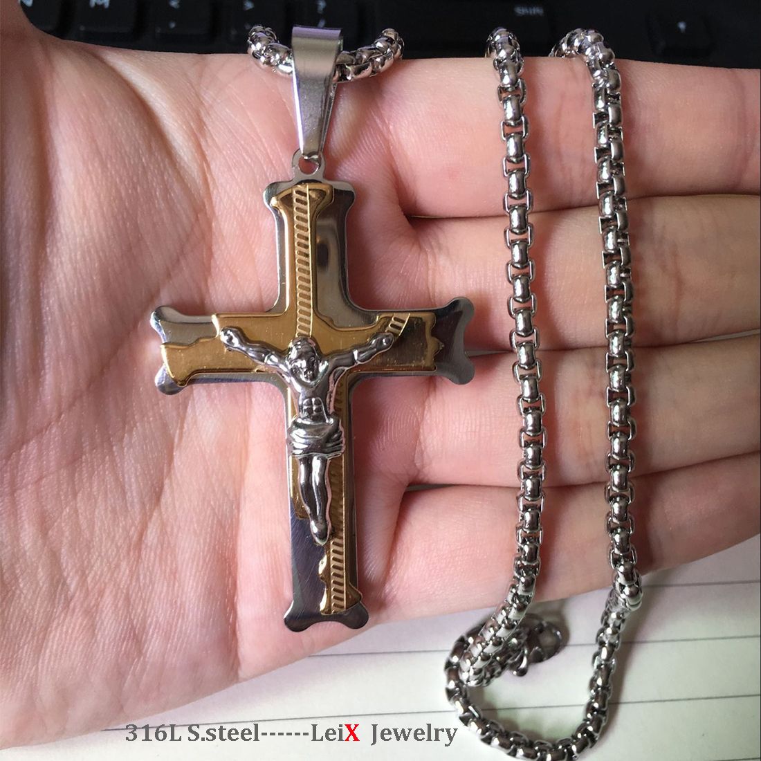 Crucifix en acier inoxydable à la mode Collier pendentif en croix de Jésus