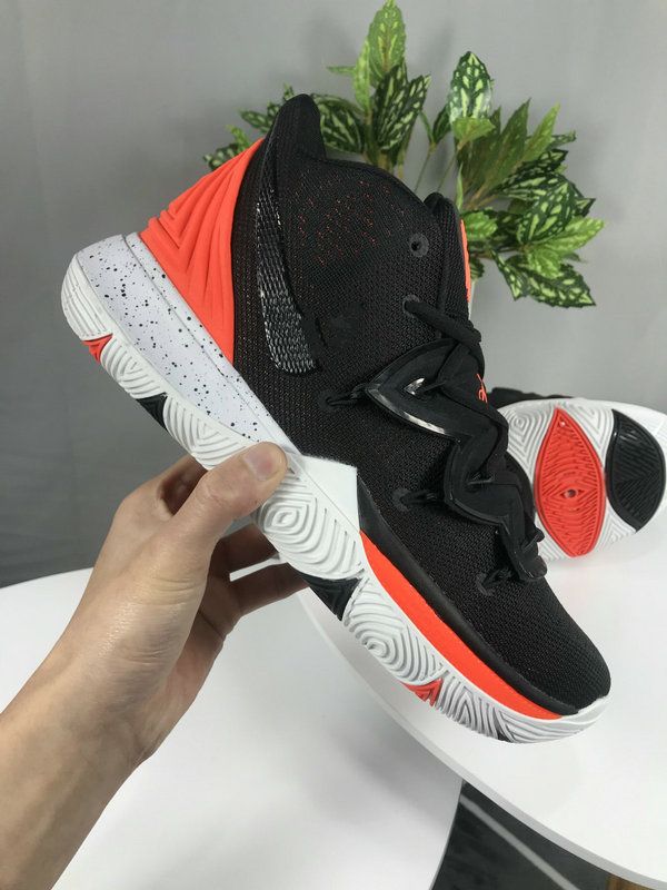 kyries 5 v black