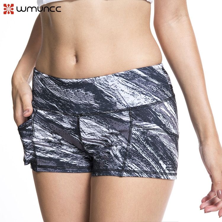 maedchen-sexy-enge-zu-kurze-jogging-kurze-babes