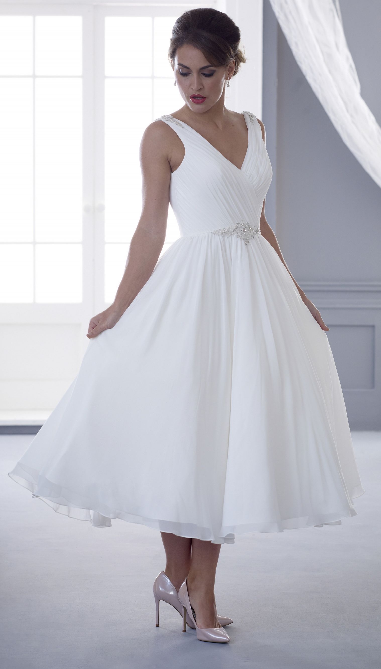 Discount Vintage Tea Length Short Wedding Dresses With Straps V Neck