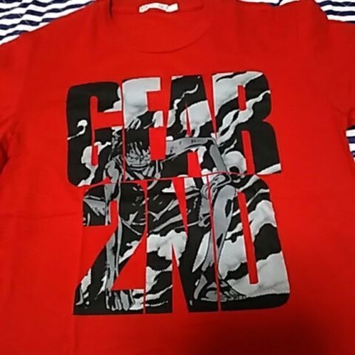 uniqlo one piece graphic