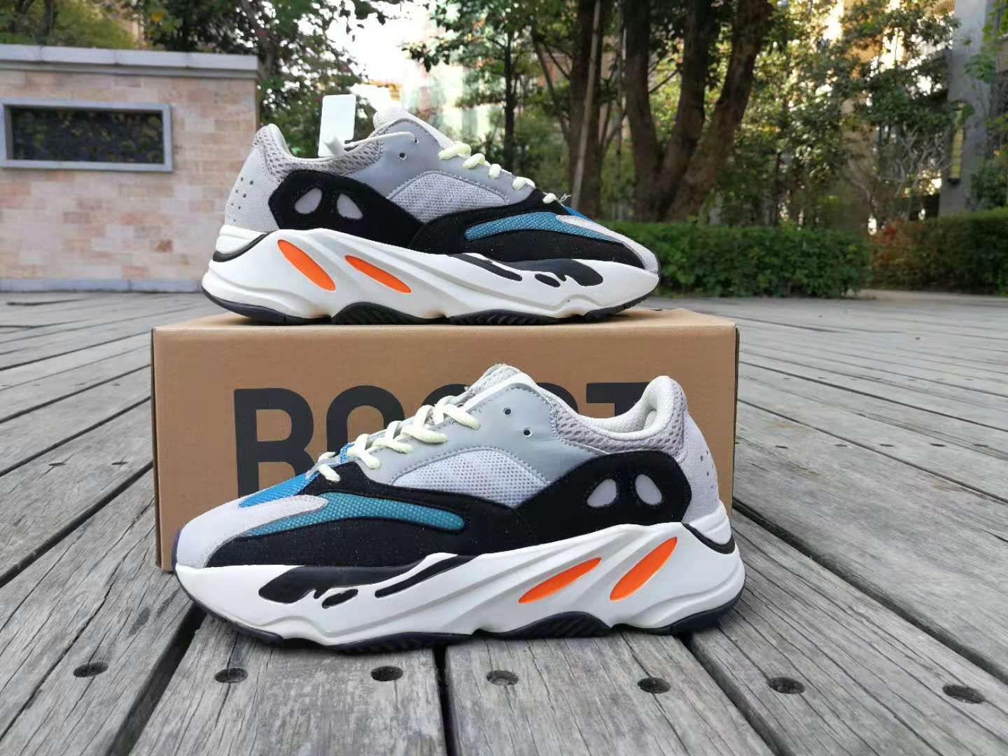 adidas dorate yeezy 700
