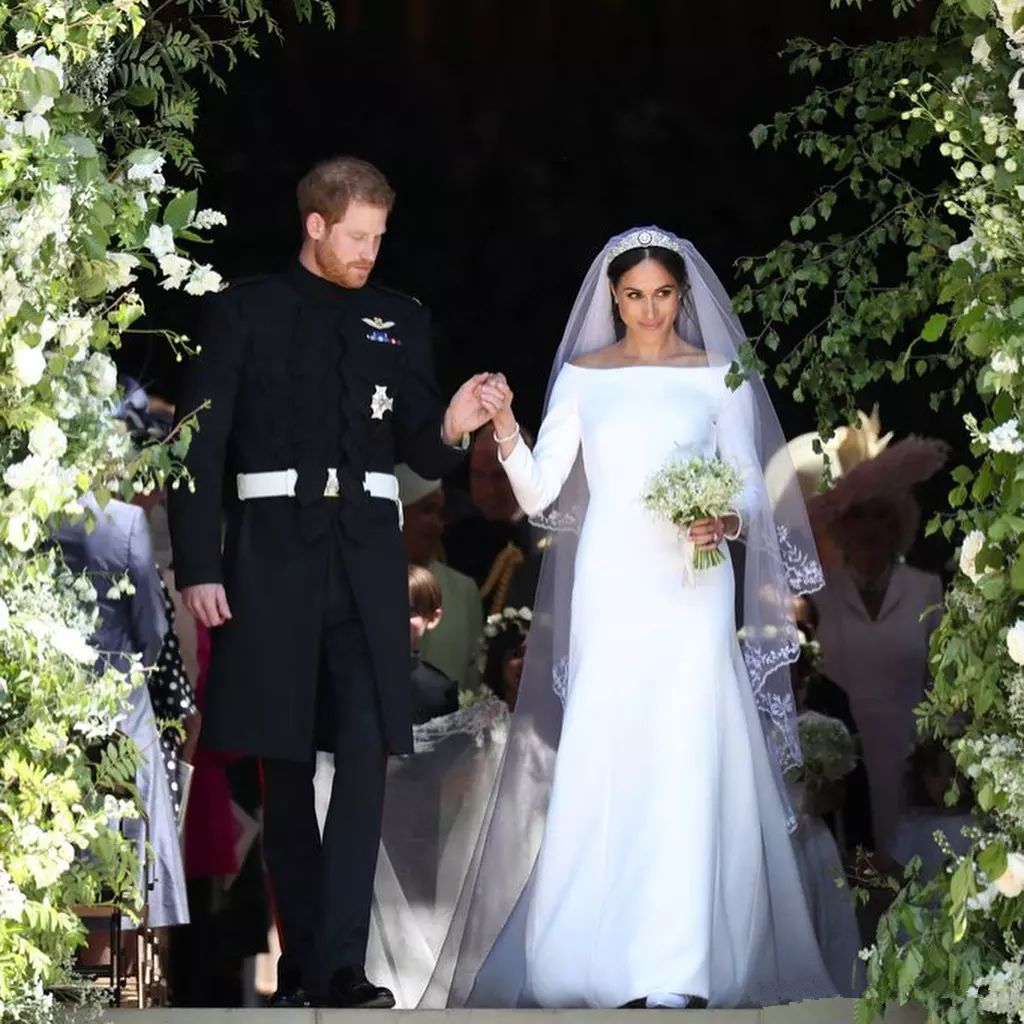 Prince Harry And Meghan Markle Wedding Dresses Wedding Party Gowns Bateau Neck Long Sleeves Sweep Bridal Wedding Gowns Robe De Mariee