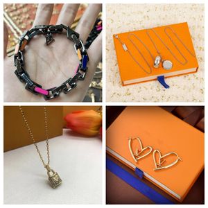 2023 Última moda Look Diseñadores de venta caliente Accesorios de vestuario Collares Pulsera Brazalete Moda Clásico Brazaletes de lujo Joyería clásica Regalo con caja