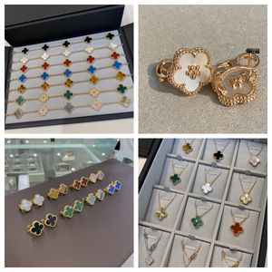 2024 Diseño clásico Accesorios de vestuario de diseñador Pulseras con dijes de moda 4 Diseñador de trébol de cuatro hojas Collares de oro de 18 quilates Cadena de brazalete para mujer Regalo de joyería