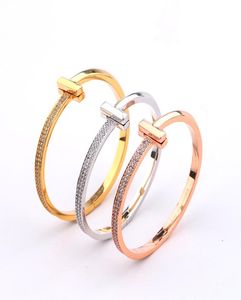 1: 1 Demi-ensemble créatif plaqué or de bracelets doubles en T, manchettes, mode européenne et américaine, lumière multifonctionnelle, luxe, version large pour femmes, vente en gros7556371