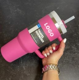 1:1 Dezelfde Hot Pink 40oz waterfles Mok Tumblers met handvat Geïsoleerde Tumblers Deksels Stro Roestvrij staal Koffie Termos Cup Met origineel DHL-schip