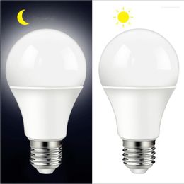 1-10 pièces lampe à LED ampoule avec capteur de lumière crépuscule à l'aube A60 AC220V 10W économie d'énergie Garage décoration nuit