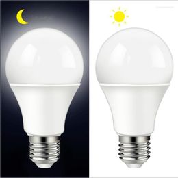 1-10 Uds. Bombilla Led para lámpara con Sensor de luz del anochecer al amanecer A60 AC220V 10W ahorro de energía decoración de garaje noche