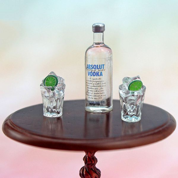 1/12 Dollhouse Miniature Accessoires Mini Résine Vodka Bouteille Verre À Vin Ensemble Simulation Boisson Modèle Jouet pour Maison De Poupée Décoration